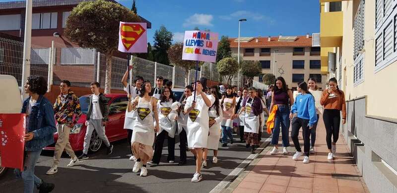 La marcha de los alumnos por calles del barrio/TA.
